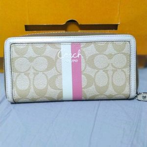 Coach zippered wallet 🔥💗